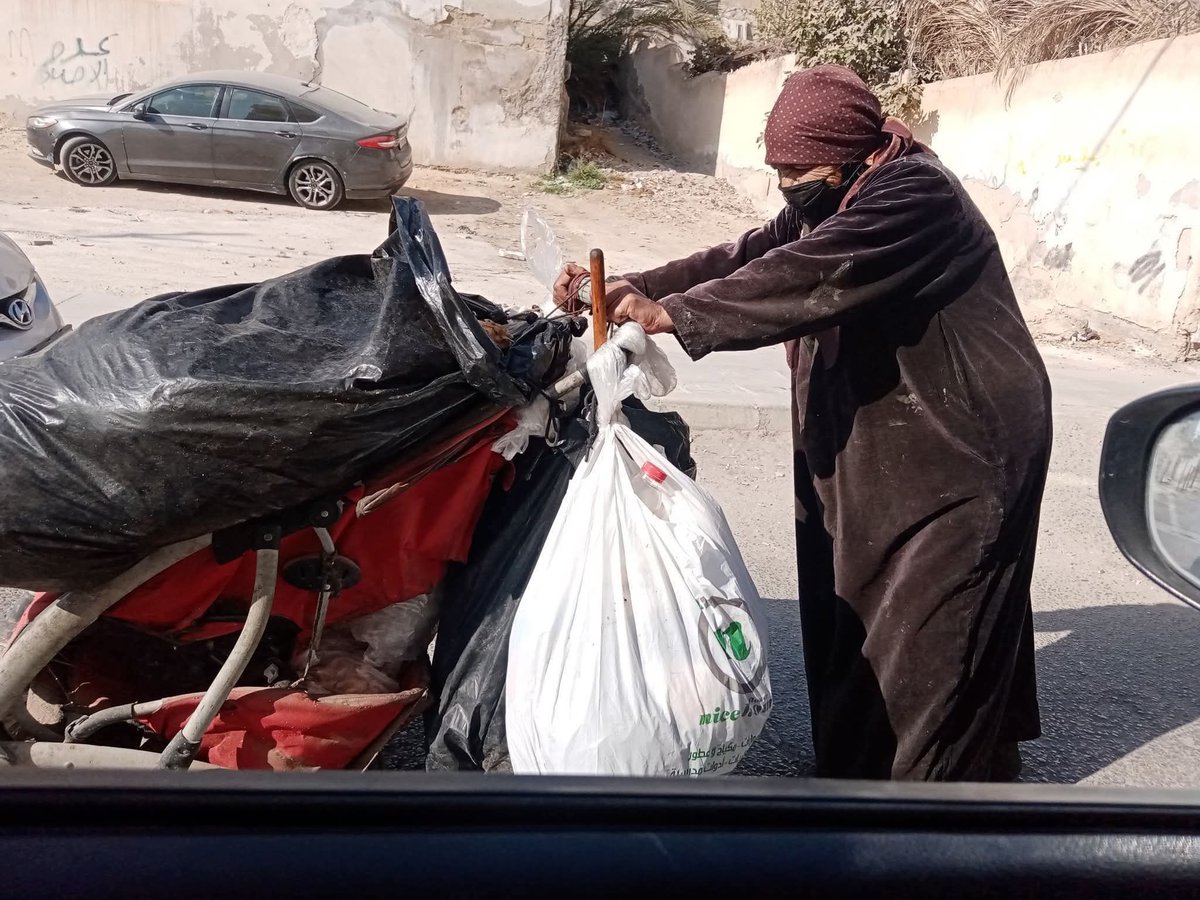 الحجّة…
تسند كتفيها المنهكين على عربة أثقلها العيشُ قسوة، وتجمع ما تبقّى من فتات الدنيا منذ الفجر وحتى يغلبها المساء. تمرّ أمام العيون كلّ يوم، وكأنّها ظلّ لا يراه أحد… كأنّها ليست أمًّا تشبه أمهاتنا، ولا قلبًا كان يومًا نابضًا بالكرامة والأحلام.

لعلّها — بحسن حظ عاثر — تكون