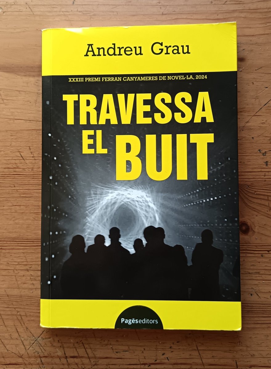 Un hard-boiled escrit en català per un autor que llegeix poesia.
Intel·ligent, entretingut, filosòfic i amb un flow impecable.

El mestre Pedrolo n'estaria orgullós.

📚🌿
