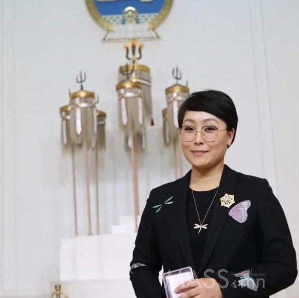 Гадагшаа зугтсан Г гэдэг нь энэ шулам байх даа хар мөртэй их юм мэдэж байгаа хүүхэн дээ хүн амины онц ноцтой хэргийн гэрч блаавгай чинь Алтангадас авчихжээ бас 🤮🤮