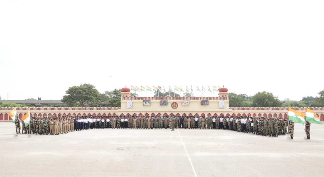 stcbsfbangalore's tweet image. The 150th Anniversary of “Vande Mataram” was celebrated at STC BSF Bangalore,Campus, where officers, subordinate officers, other ranks, and trainees of the Centre actively participated and collectively sang the National Song with great enthusiasm.
@BSF_India 
@BSF_ANO_Command