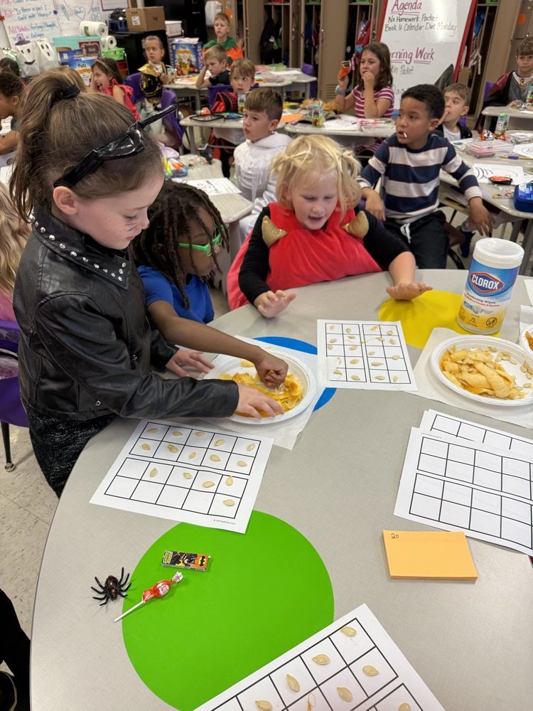 M19_MES's tweet image. Mrs. Zaldana’s class guessed how many seeds were in their pumpkin! After sorting the seeds into ten frames, they discovered there were 538 seeds. The students had so much fun guessing and counting! #MESProud #19EveryStudent