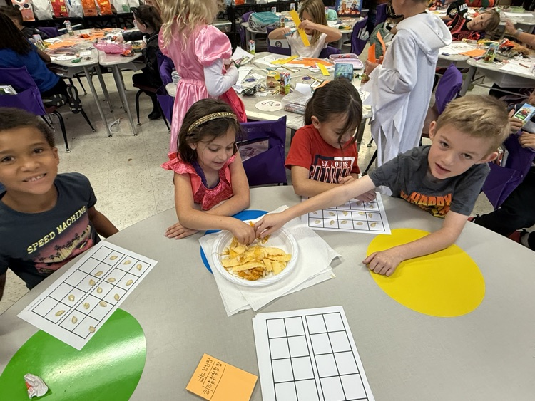 M19_MES's tweet image. Mrs. Zaldana’s class guessed how many seeds were in their pumpkin! After sorting the seeds into ten frames, they discovered there were 538 seeds. The students had so much fun guessing and counting! #MESProud #19EveryStudent