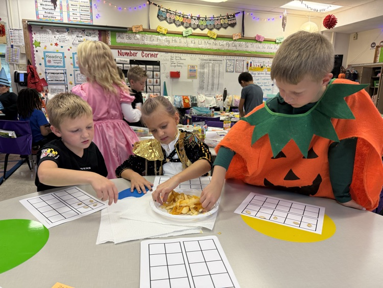 M19_MES's tweet image. Mrs. Zaldana’s class guessed how many seeds were in their pumpkin! After sorting the seeds into ten frames, they discovered there were 538 seeds. The students had so much fun guessing and counting! #MESProud #19EveryStudent