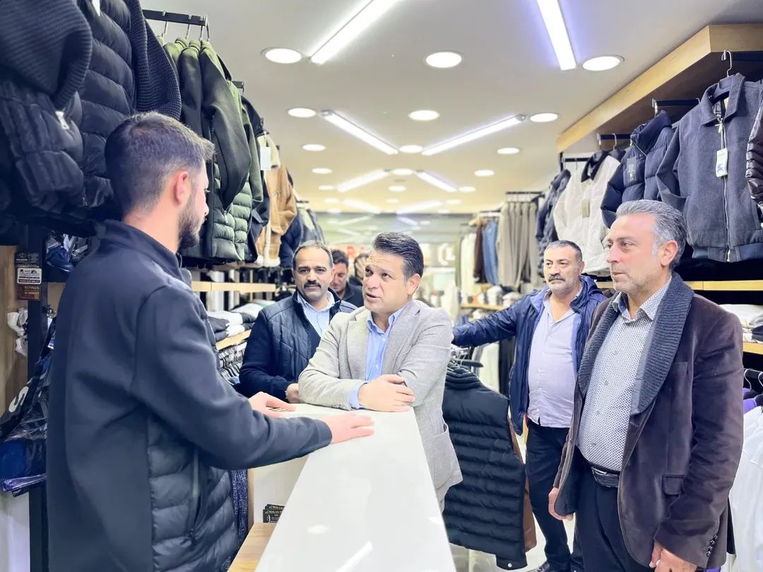 Kuşan'dan Esnaf Ziyareti
Ak Parti İpekyolu İlçe Başkanı Yavuz Kuşan, Yönetim Kurulu Üyeleriyle birlikte 6 grup halinde Esnaf ziyaretleri gerçekleştirdi.  Kuşan, Esnafların talep ve önerilerini dinleyerek istişarelerde bulundu.<a href="/YavuzKusanVan/">Yavuz Kuşan</a> <a href="/ipekyoluakparti/">AK Parti İpekyolu İlçe Başkanlığı</a>