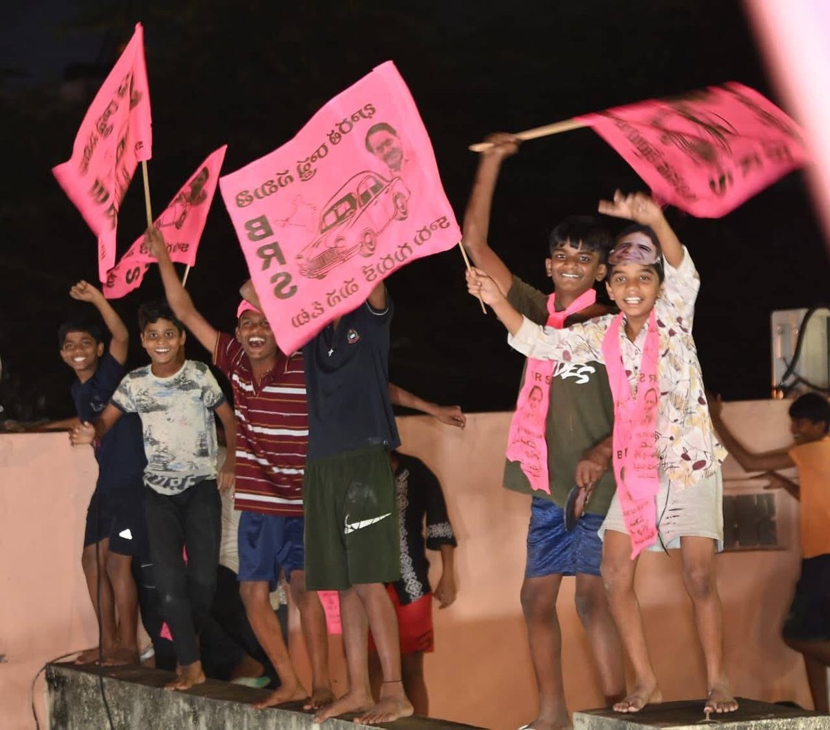 It’s Clearly a PINK WAVE 🚘💪

Unstoppable energy &amp; thunderous cheers as people flood the streets for KTR Garu’s Roadshow at Vengal Rao Nagar! 🔥

The crowd’s roar says it all. #JubileeHillsWithBRS 💖

#VoteForCar