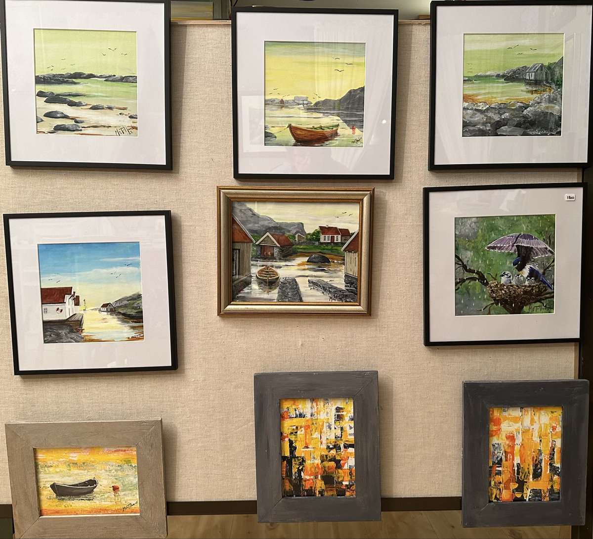 Eg tar med nokre maleri ut i verda i morgon. Alltid fint for både meg og bilda å møta folk, høyra kommentarar og slå av ein prat.
Mange maleri har fått markedspris. Du finn dei alle vel 150 her om du vil ta bli med på ei digital utstilling: gallerinauthydlaren.blogspot.com/p/bilde-til-sa…