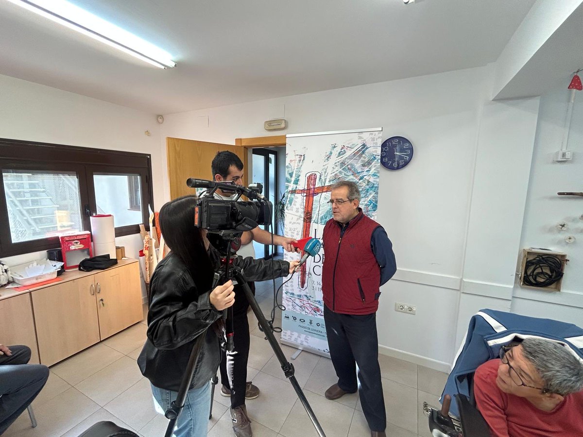 passiodecervera's tweet image. 🆕Aquest migdia s’ha presentat el nou cartell que anunciarà l’esdeveniment de La Passió de Cervera el 2026.

🎨Una quinzena d’artistes d’Associació Alba han participat en aquest disseny on han plasmat conceptes, elements i dibuixos identificatius d’aquesta representació teatral.