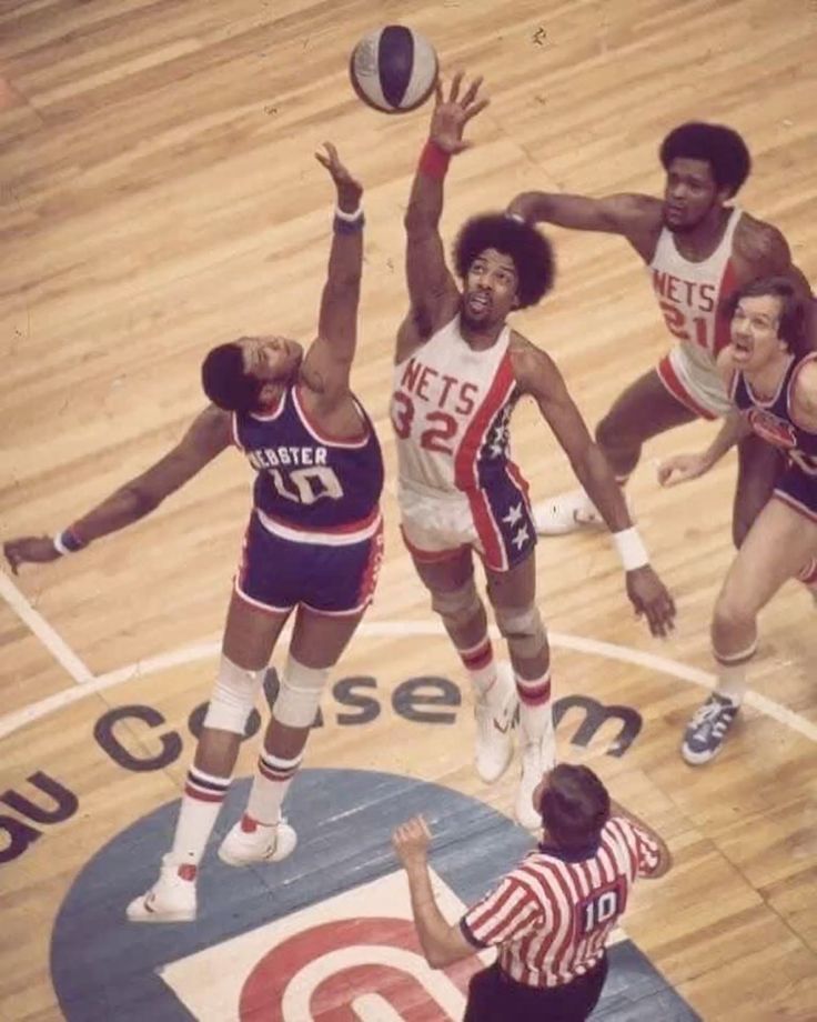 paulieknep's tweet image. Marvin Webster and Julius Erving going up for the jump ball.