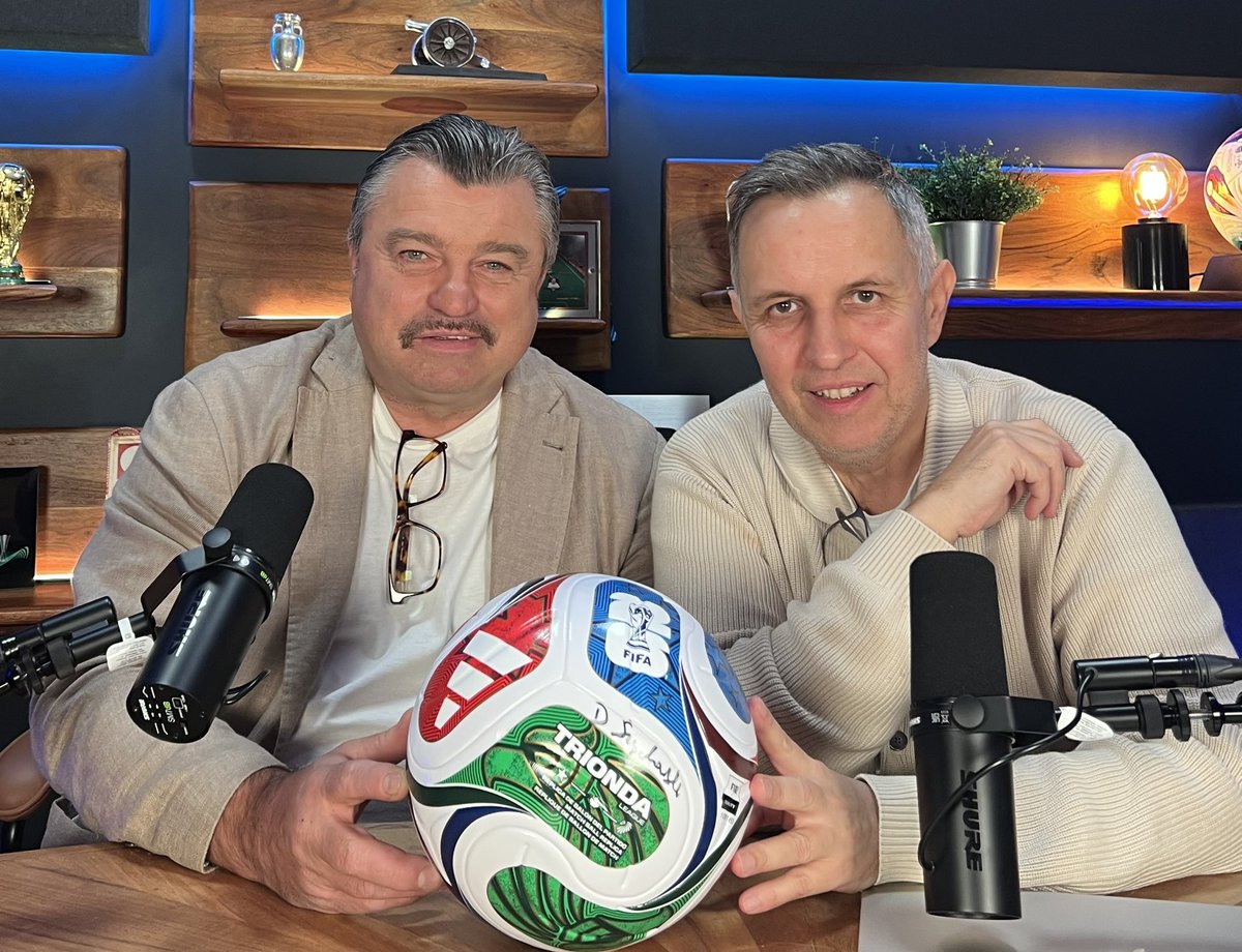 Roman Kosecki przyznaje: „Uwielbiam się pośmiać, żartować, dowcipkować, ale lubię też poważnie rozmawiać o futbolu”. Dziś tyleż pełna śmiechu, co powagi <a href="/PrawdaFutbolu/">Prawda Futbolu</a> w naszym nowym studio 🤝
Tata był murarzem, mama 40 lat pracował w fabryce papieru. Ich syn - Roman był jednym z