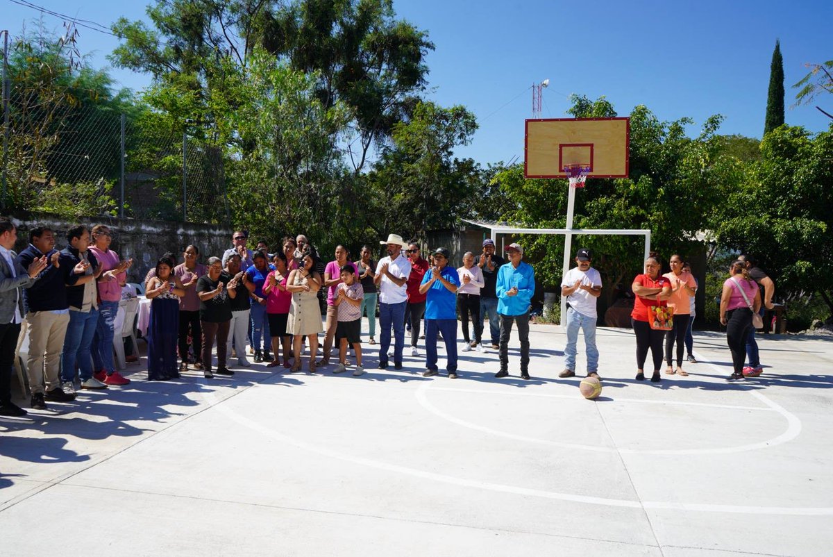 El H. Ayuntamiento de Jungapeo inauguró la nueva cancha de usos múltiples en la comunidad de Toluquilla.