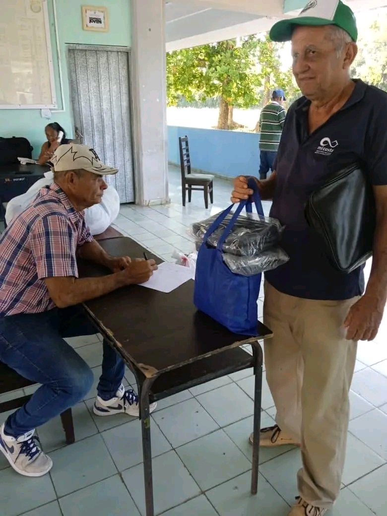 CitmaLT's tweet image. Parte del equipo del Proyecto Mi Costa visitó el centro de evacuación IPA Manifiesto Montecristi, en el municipio Jobabo, sur de la provincia Las Tunas y realizó un donativo.
.
.
#MiCosta #Resiliencia #CambioClimático
@citmacuba 
@OlanoGisela 
@proyec
@ArmandoRguezB