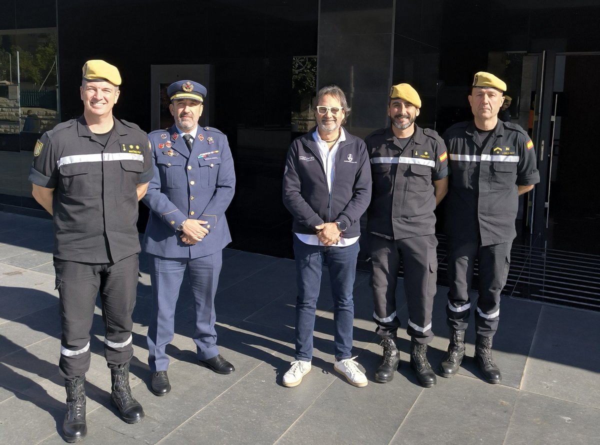 Esta mañana asistimos a la conferencia de la <a href="/UMEgob/">UME</a> “Gestionar en las catástrofes: una responsabilidad compartida”, junto  policias, militares y emergencias.  
Gran potencial operativo y mensaje claro del Tte. Coronel Ángel Martínez #TodosSumamos
#Emergencias #ProteccionCivil