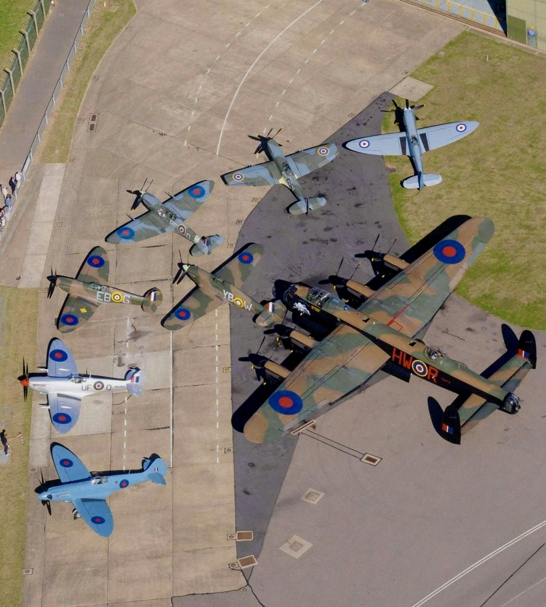 Do you recognize these aircraft ? 🤎🤎🤎
.
.
.
📷©️credit reserved to the author