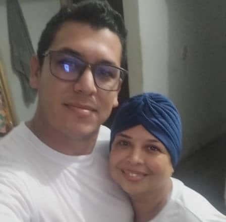 Me informan que el joven Diego Sierralta Barrios al menos pudo ir al entierro de su mamá, quien falleció el pasado miércoles a causa de un cáncer. Fue excarcelado con medidas cautelares. La sra Yenny nunca pudo verlo libre. Diego estuvo preso desde el pasado mes de enero.