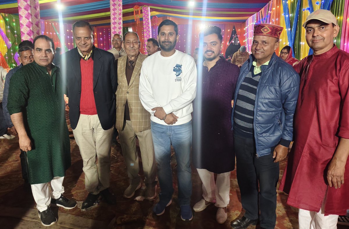 rishav_pandav's tweet image. आज #बैजनाथ विधानसभा क्षेत्र की विभिन्न जगह आयोजित शादी समारोह में उपस्थित होकर समस्त परिवारजनों को शुभकामनाएं प्रेषित की...भाई Atul Thakur जी व भाई Rahul Rana जी के विवाह समारोह के दौरान 🙏

#Heartiest_Congratulations

रिशव पांडव