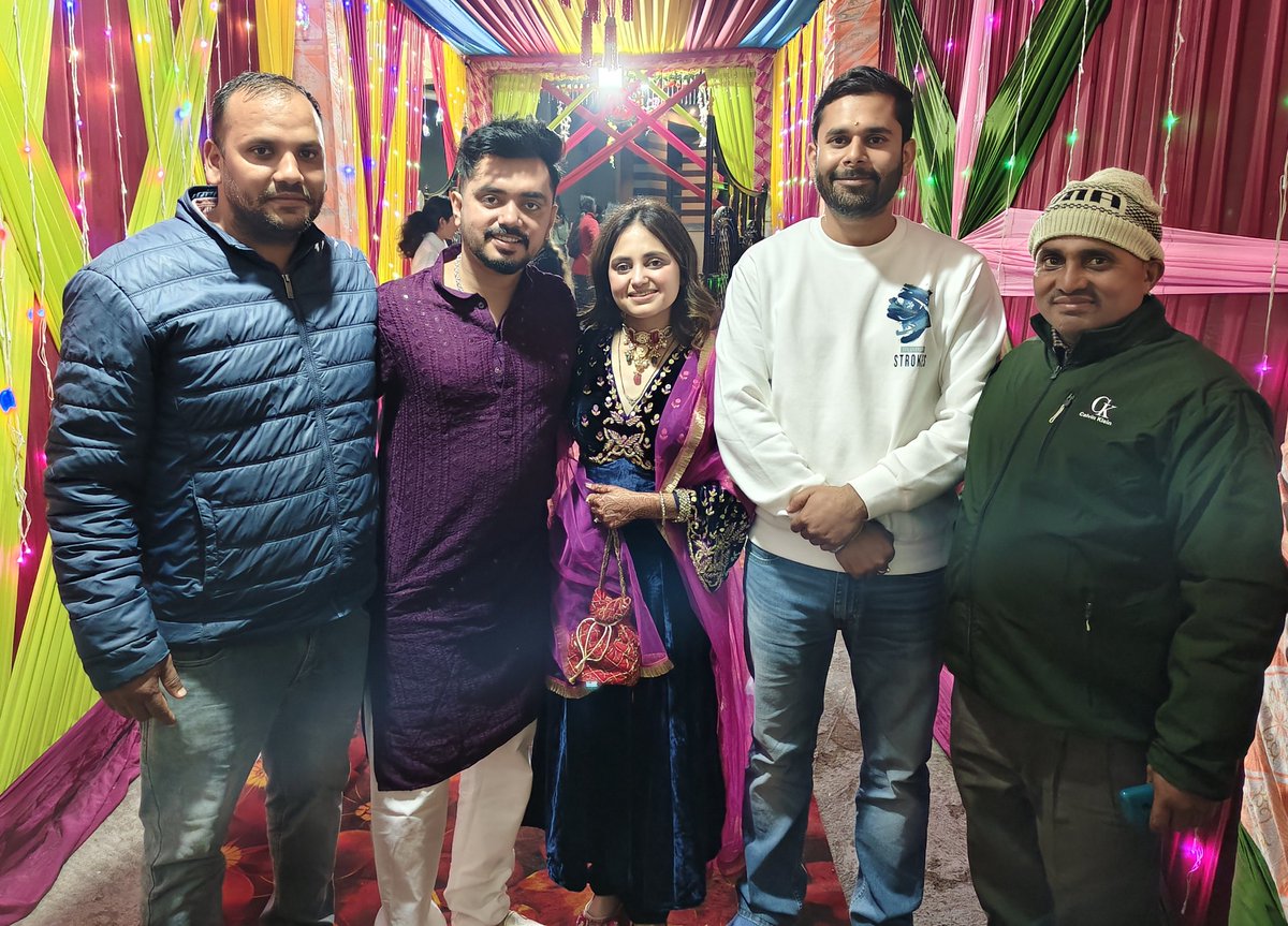 rishav_pandav's tweet image. आज #बैजनाथ विधानसभा क्षेत्र की विभिन्न जगह आयोजित शादी समारोह में उपस्थित होकर समस्त परिवारजनों को शुभकामनाएं प्रेषित की...भाई Atul Thakur जी व भाई Rahul Rana जी के विवाह समारोह के दौरान 🙏

#Heartiest_Congratulations

रिशव पांडव