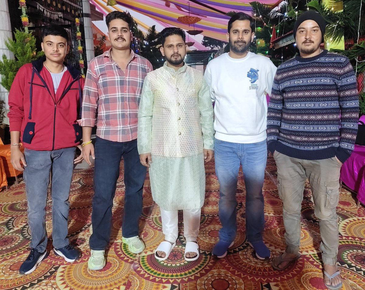 rishav_pandav's tweet image. आज #बैजनाथ विधानसभा क्षेत्र की विभिन्न जगह आयोजित शादी समारोह में उपस्थित होकर समस्त परिवारजनों को शुभकामनाएं प्रेषित की...भाई Atul Thakur जी व भाई Rahul Rana जी के विवाह समारोह के दौरान 🙏

#Heartiest_Congratulations

रिशव पांडव