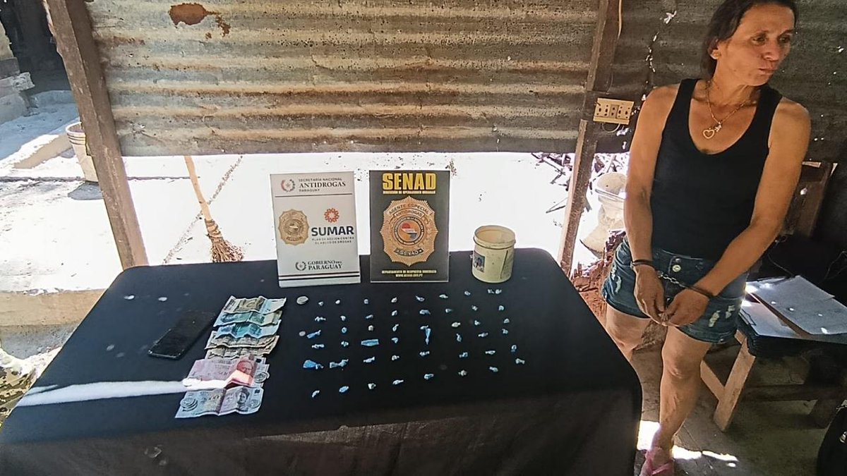 Senad_py's tweet image. #SUMAR en acción 💪 

Villa Hayes📍

Detuvimos a una mujer de 43 años por microtráfico en el barrio Remansito. 

Incautamos 49 dosis de crack y teléfonos con información clave. Operativo junto a la fiscal Norma Paredes. 

Patrullajes reforzados en la zona.