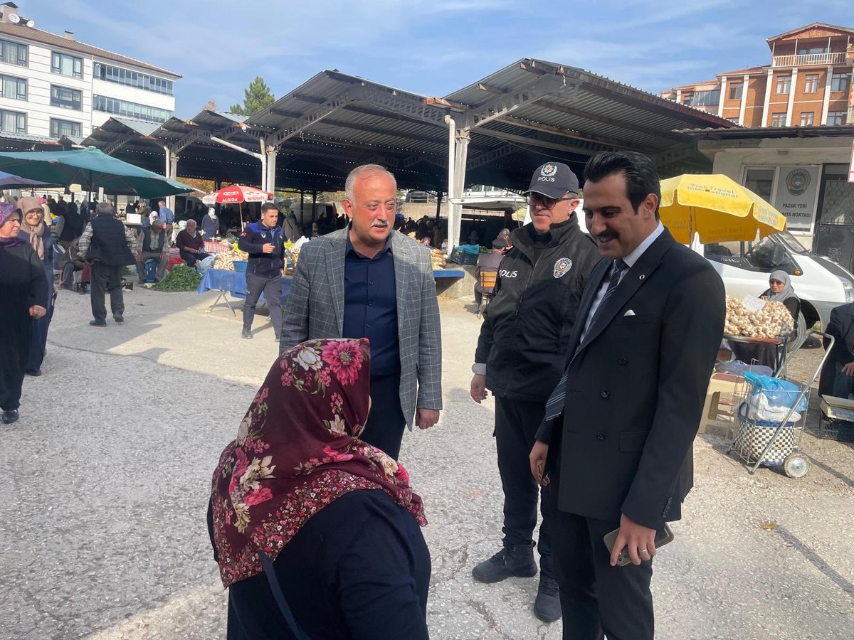 Kaymakamımız Sayın Ali Emre TEKİN, Belediye Başkanımız Sayın Süleyman YAZKAN ve İlçe Emniyet Amiri Başkomiser Sayın Osman KARADAŞ ile birlikte ilçemizde her hafta Cuma günleri kurulan pazar yerini ziyaret etti.