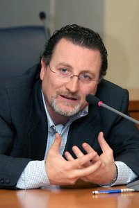 "Senza scorciatoie. Una Storia per dire No alle Ingiustizie" (<a href="/Mondadori/">Mondadori</a>) è un’avvincente storia di crescita e di coscienza civile di fronte ai crimini e alle violenze delle #mafie scritta da # <a href="/NicolaGratteri/">Nicola Gratteri</a>  e <a href="/AntonioNicaso/">Antonio Nicaso</a>. Recensione su LinfaLibri: shorturl.at/CpgVg