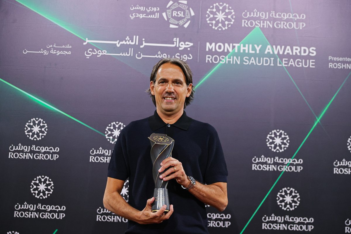 مدرب <a href="/Alhilal_FC/">نادي الهلال السعودي</a> سيموني إنزاغي 🇮🇹
يتسلم جائزة أفضل مدرب في شهر أكتوبر المقدمة من مجموعة روشن <a href="/Roshnksa/">ROSHN Group | مجموعة روشن</a> 👔

 #دوري_روشن_السعودي | #للجماهير