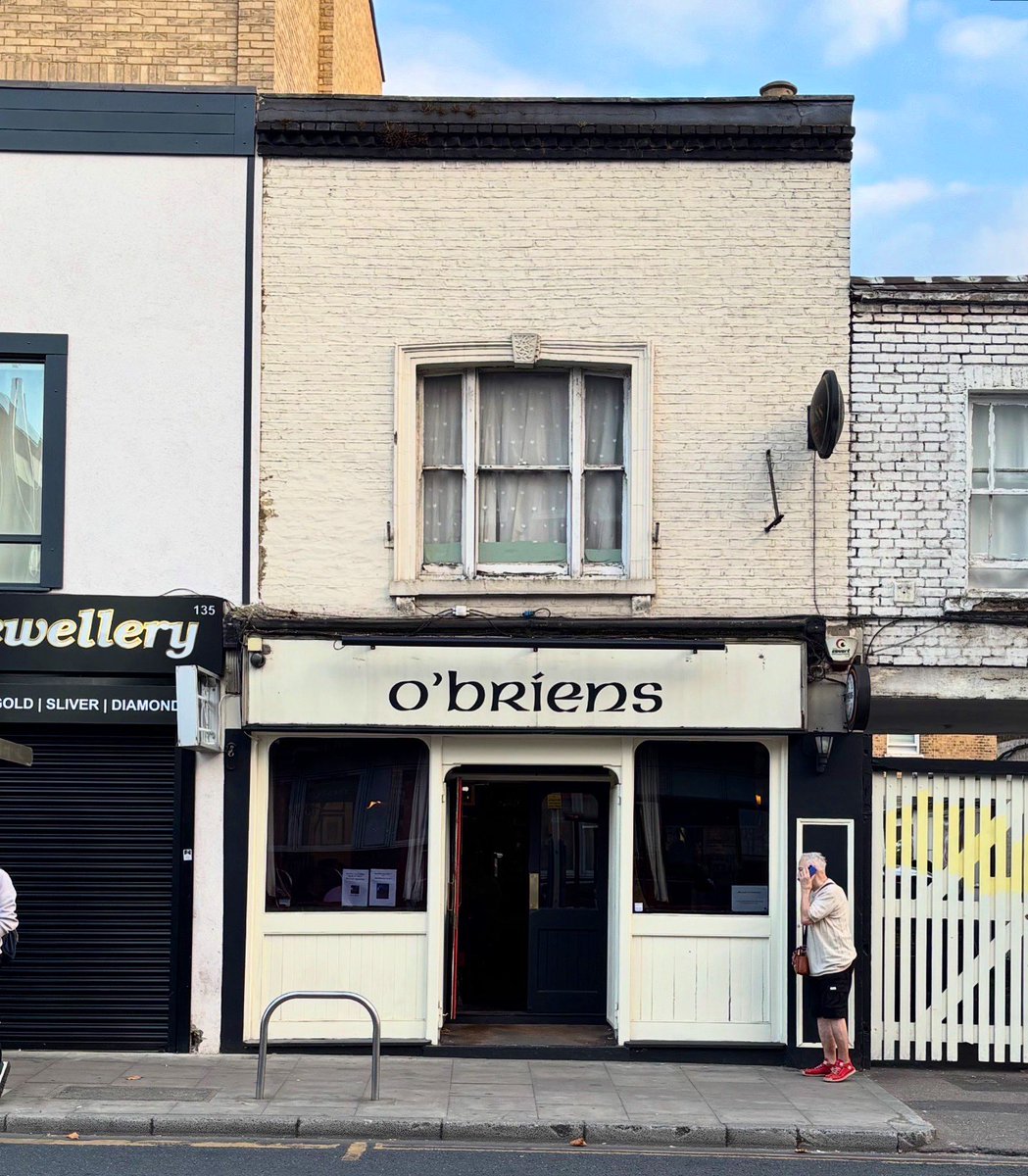 LondonPubMap's tweet image. O’Briens
📍137 Uxbridge Rd, London W13 9AU

O’Briens sits on the busy Uxbridge Road in West Ealing, West London. The pub occupies a former shop which began life as Flanagan’s in the early nineties, before becoming O’Briens around 2014.
#obriens #ealing #irishpub