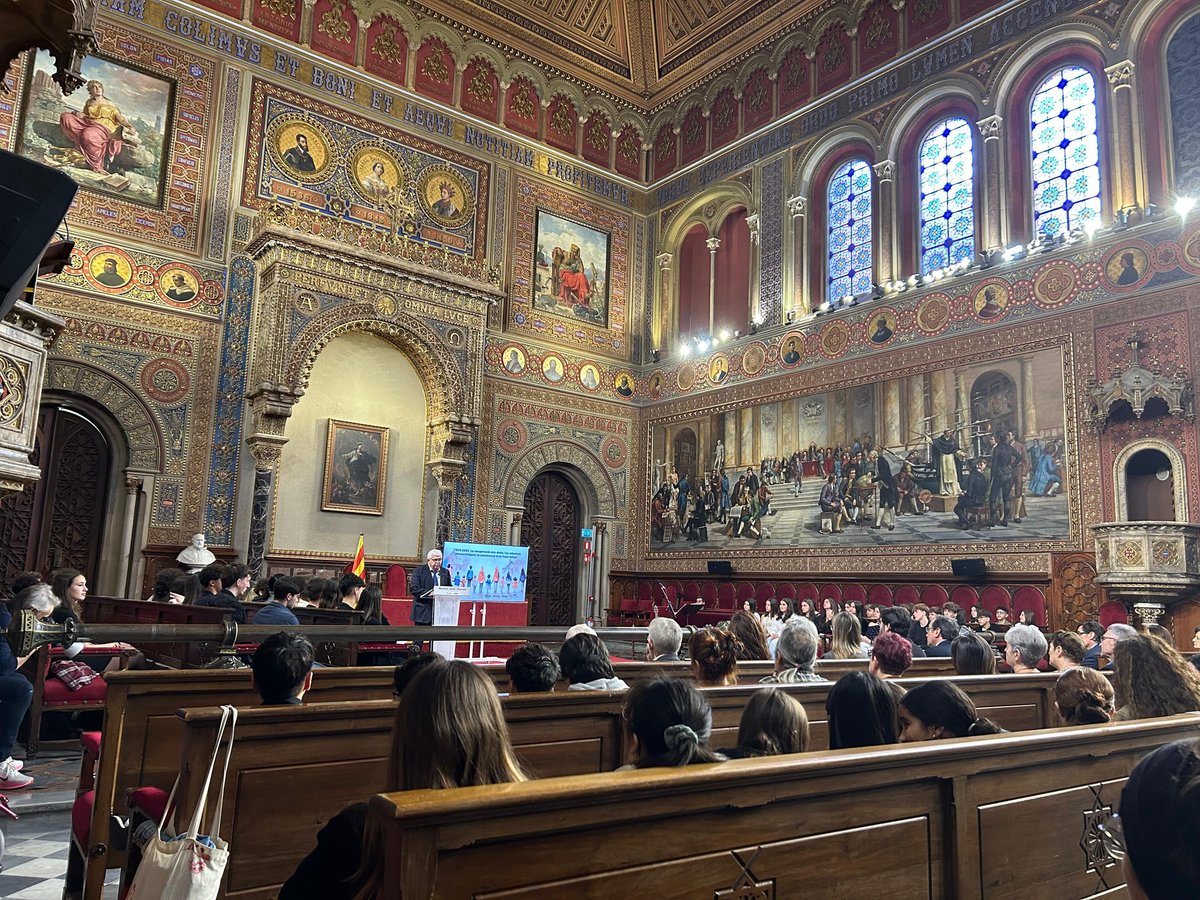 Avui acollim a la Universitat de Barcelona l'acte '1975-2025. La recuperació dels drets i les llibertats', una iniciativa de <a href="/catmemoria/">Memorial Democràtic</a> - <a href="/justiciacat/">Justícia</a> i <a href="/educaciocat/">Educació</a> amb alumnes d'ESO de 6 instituts. Molt content de retrobar els amics de l'<a href="/IRodoreda/">Institut Mercè Rodoreda</a> , on vaig treballar 20 anys