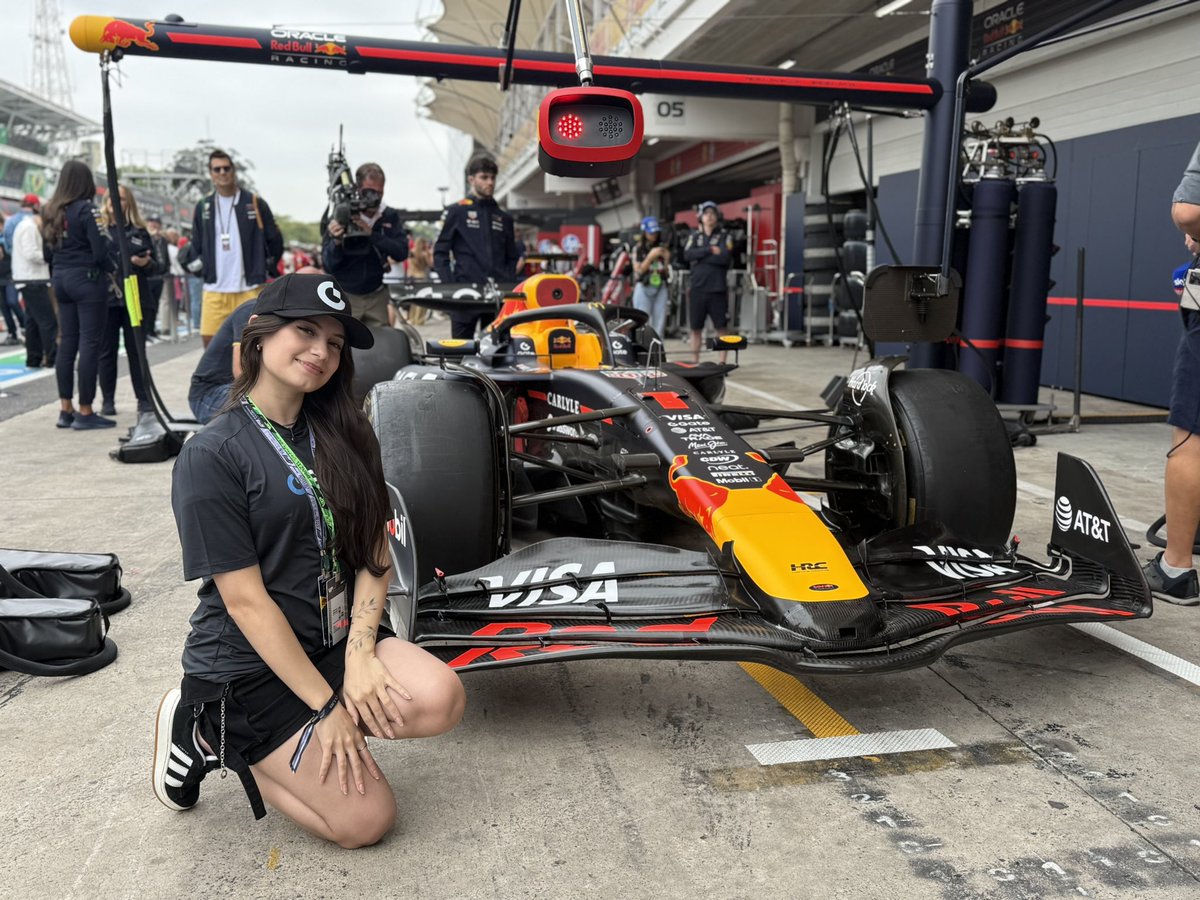 yayahuz's tweet image. nada e ninguém tira a vitória do Max Verstappen nesse domingo acabei de abençoar o carro dele