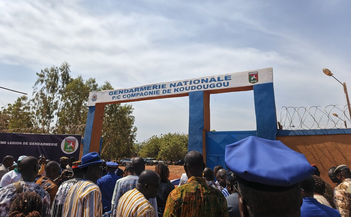 WSagbe's tweet photo. #Koudougou : Un particulier, Emmanuel Tapsoba, mobilise 220 millions de FCFA et clĂŽture le poste de commandement de la compagnie la Gendarmerie ainsi que la caserne de lâex-brigade de Gendarmerie de la mĂȘme ville. https://t.co/LKBlU86Vbf