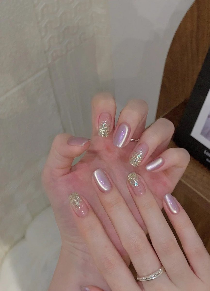 petra6844's tweet photo. A stunning manicure featuring a beautiful blend of iridescent pearlescent nails and sparkling gold glitter accents. Perfect for adding a touch of glamour to any look. ✨💅💖 https://t.co/4i95ookj97