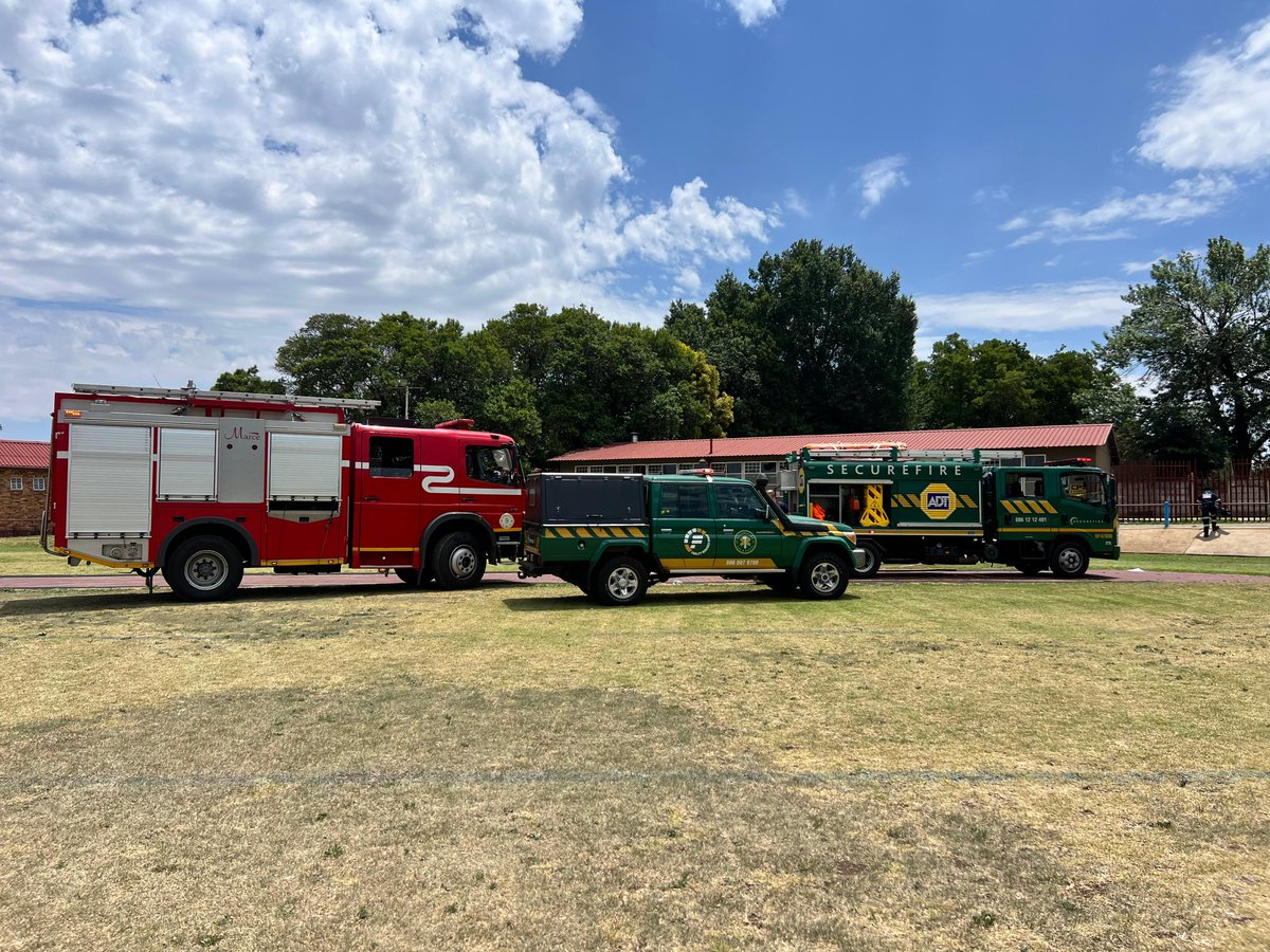 Fidelity_Secure's tweet photo. Emergency landing at Hoerskool Alberton tuckshop!
Fidelity SecureFire were first on scene along with other emergency services.
#FidelitySecureFire #FightingFlames #Alberton #Gauteng #GreenMachine #BringingTheHeat #FireSafety #SafetyFirst #FidelityServicesGroup #WeAreFidelity https://t.co/Cq3WTLzgBb
