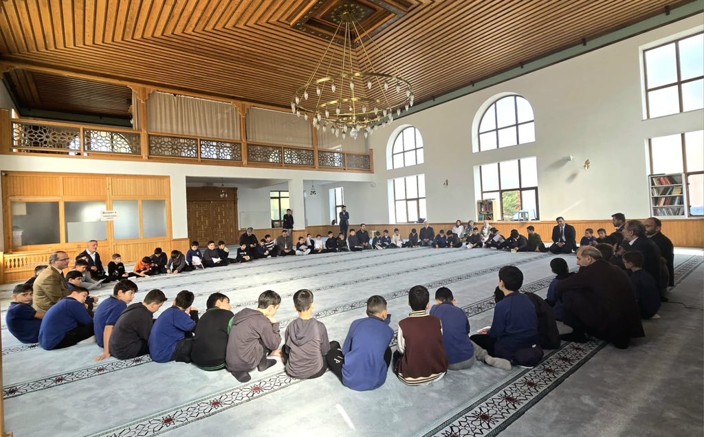 Bugün Şehit Fatih Sultan Karaaslan Anadolu İmam Hatip Lisesi Din Kültürü ve Ahlak Bilgisi zümresinin öncülüğünde gerçekleştirilen Namaza Başlama Töreni öncesinde, 5. Sınıf öğrencilerimizle birlikte “40 Gün 5 Vakit Namaz Ahitleşmesi” programımızı gerçekleştirdik.