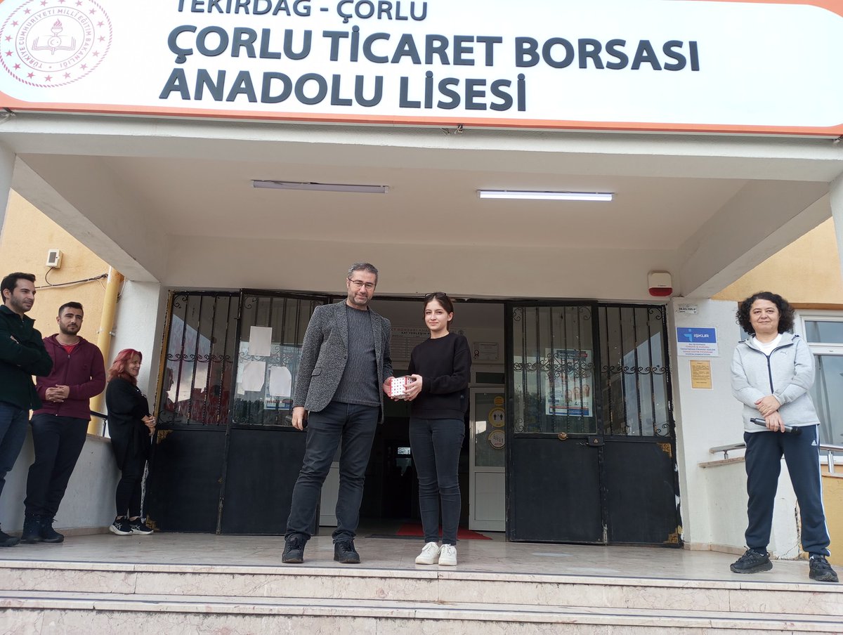 CorluBorsas's tweet photo. Sözlük hazırlama yarışmasında ilçe 3.sü olan öğrencimiz Ece Su YILMAZ'ı tebrik ederiz. @drazizyeniyol @CorluMem @hete61 https://t.co/6HDWAx7VBv
