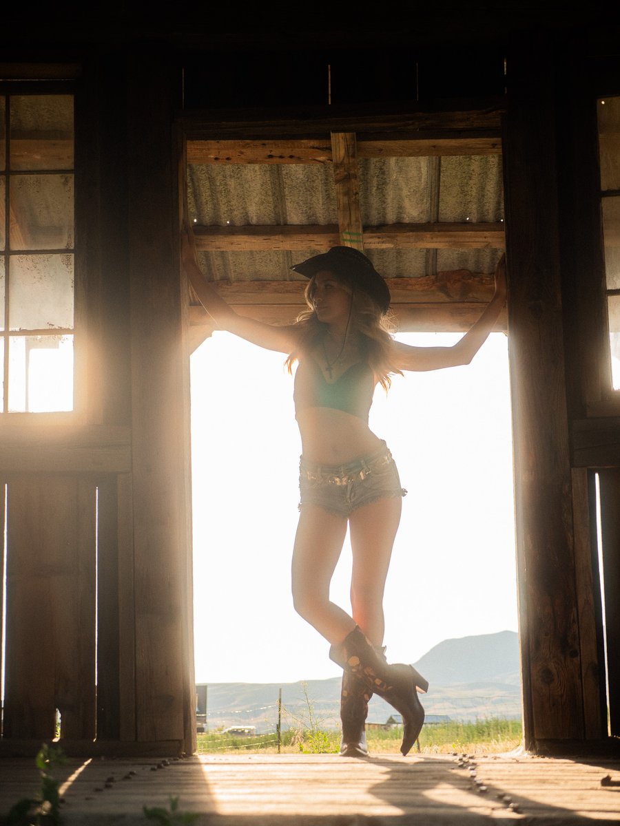pbandgem's tweet photo. Do you like my boots? https://t.co/am2s6Xutla
