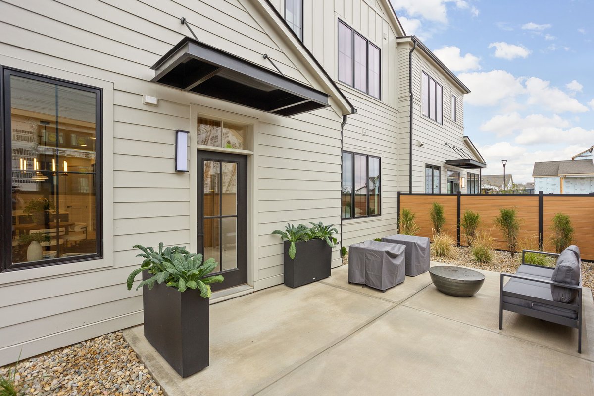 ✨Home of the Week✨ 1677 Ties Way! 4 beds, 3.5 baths, 2,396 sq ft w/ custom kitchen, quartz countertops &amp; LVP in primary. Maintenance-free + resort-style amenities! Explore savings 👀 loom.ly/6thUfHw
#newhomesavailable #newhomeconstruction #westfieldindiana
