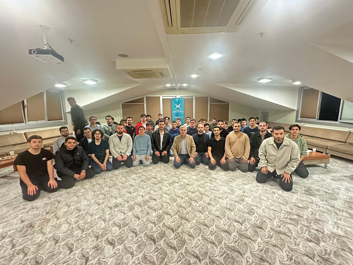 Dün akşam TÜGVA’nın düzenlediği “İleri Derece Liderlik Eğitimi” kapsamında, TÜGVA Üsküdar Şems Yurdu’nda gençlerle bir araya geldim. 

Anadolu’nun farklı ilçelerinden gelip İstanbul’un en iyi üniversitelerinde okuyan, birbirinden başarılı gençlere tecrübelerimizi anlattık,