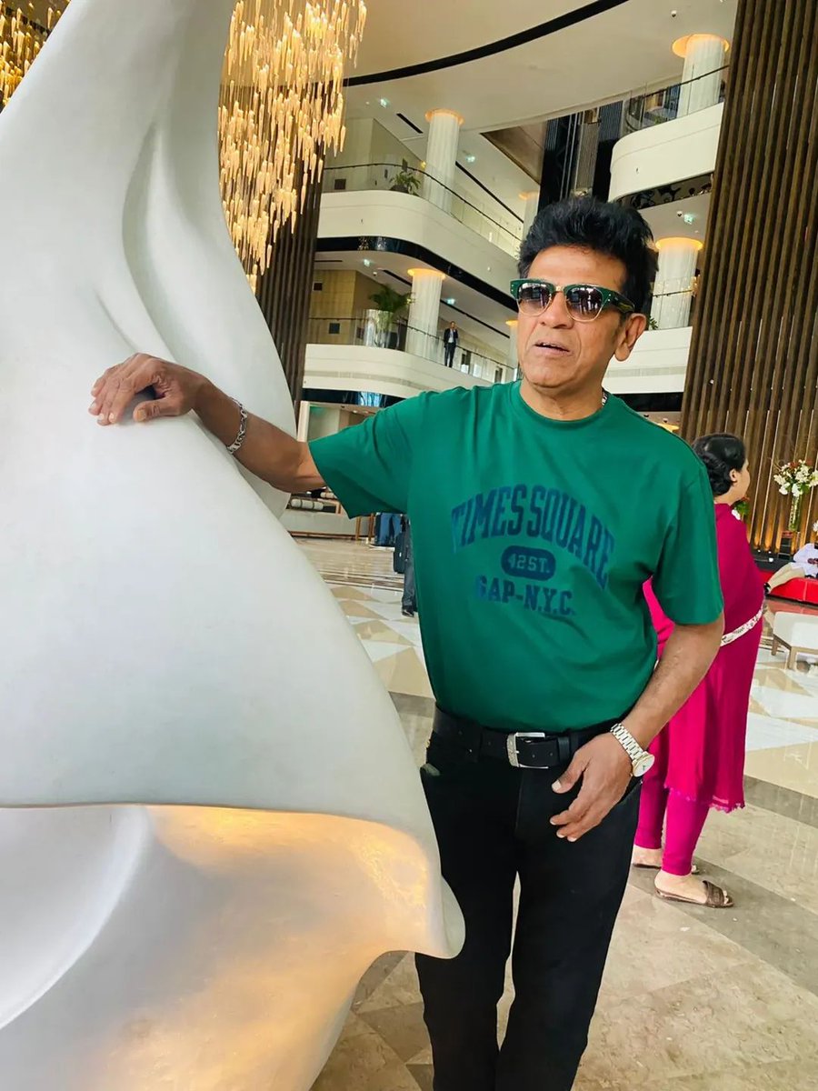 shivuaDDa's tweet image. ದುಬೈ ಕನ್ನಡ ರಾಜ್ಯೋತ್ಸವದಲ್ಲಿ ಭಾಗವಹಿಸಿದ ಕರುನಾಡ ಚಕ್ರವರ್ತಿ ಡಾ.ಶಿವರಾಜಕುಮಾರ್ ದಂಪತಿಗಳು 😍💥

#Shivanna #Drshivarajkumar
#ShivaRajkumar #ShivuaDDA