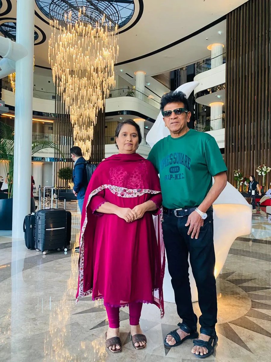 shivuaDDa's tweet image. ದುಬೈ ಕನ್ನಡ ರಾಜ್ಯೋತ್ಸವದಲ್ಲಿ ಭಾಗವಹಿಸಿದ ಕರುನಾಡ ಚಕ್ರವರ್ತಿ ಡಾ.ಶಿವರಾಜಕುಮಾರ್ ದಂಪತಿಗಳು 😍💥

#Shivanna #Drshivarajkumar
#ShivaRajkumar #ShivuaDDA