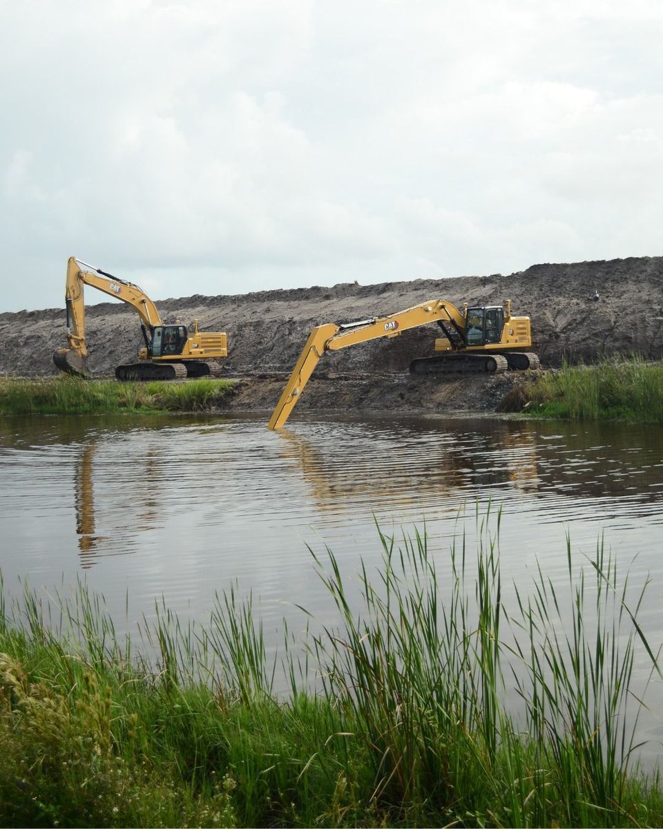 FoleyEngines's tweet image. A rare moment caught on camera: two wild excavators in their natural habitat. #CatSighting #Caterpillar #CatMachine #CatEquipment buff.ly/62i59lm