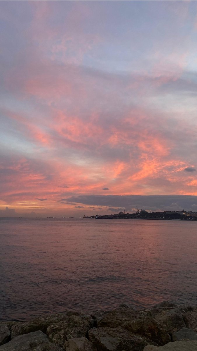 Rengi olmaz âşıkların. Hak boyar mâşuğunu.