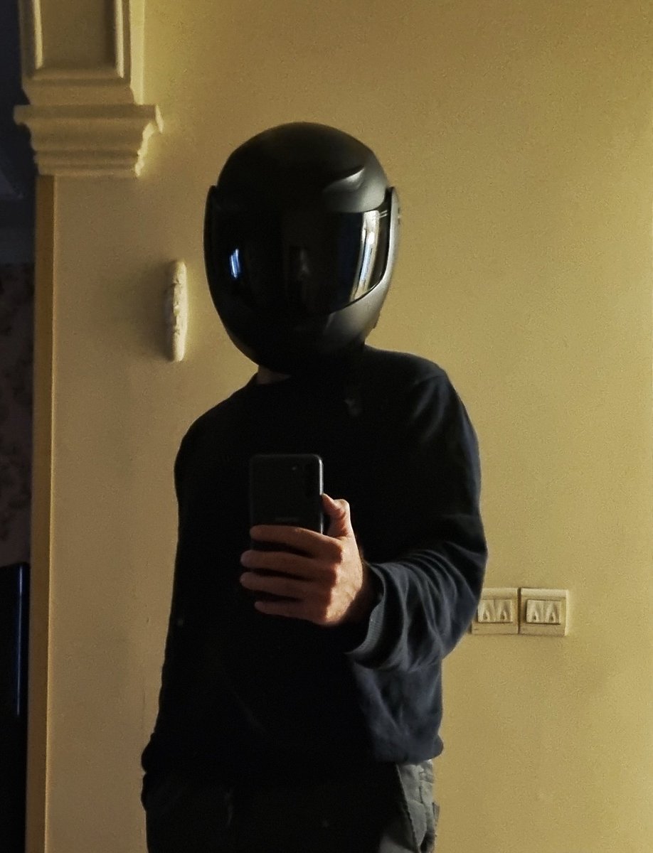 hamidasdc's tweet image. صبح یه کلاهی گوشه خونه افتاده بود و تا عصر منو از خودم راضی نگه داشت.