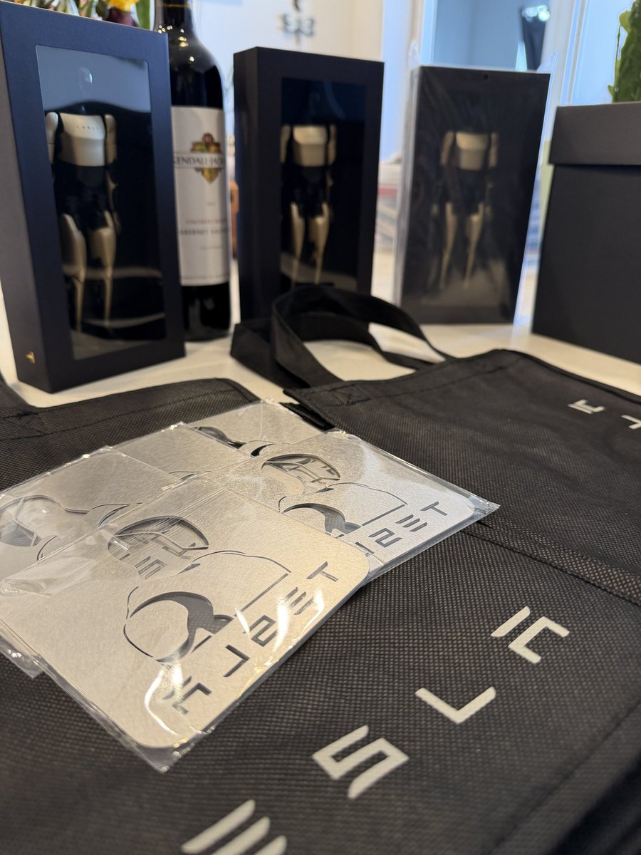 A closer look at some of the Tesla Shareholder exclusives that we were able to grab. Bravo to the team! Mini Optimus, Cowboy hat, even the steel cupholders were 🔥