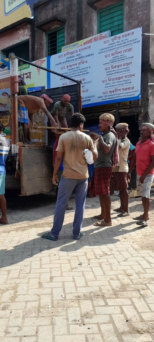 NABiC_SCSP's tweet image. Everything that reaches Sundarbans  is carried by men who unload heavy items from truck onto the boat. Every items comes through water.