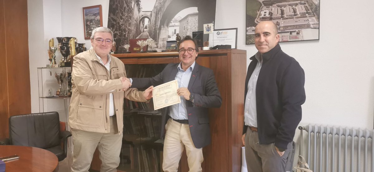 Esta semana recibimos en la EPCC a Manuel Velardo, Director de Telefónica en Extremadura.
Le entregamos el diploma de la Cátedra Telefónica UEx, que desde hace casi veinte años impulsa la innovación y el talento tecnológico junto a la universidad.