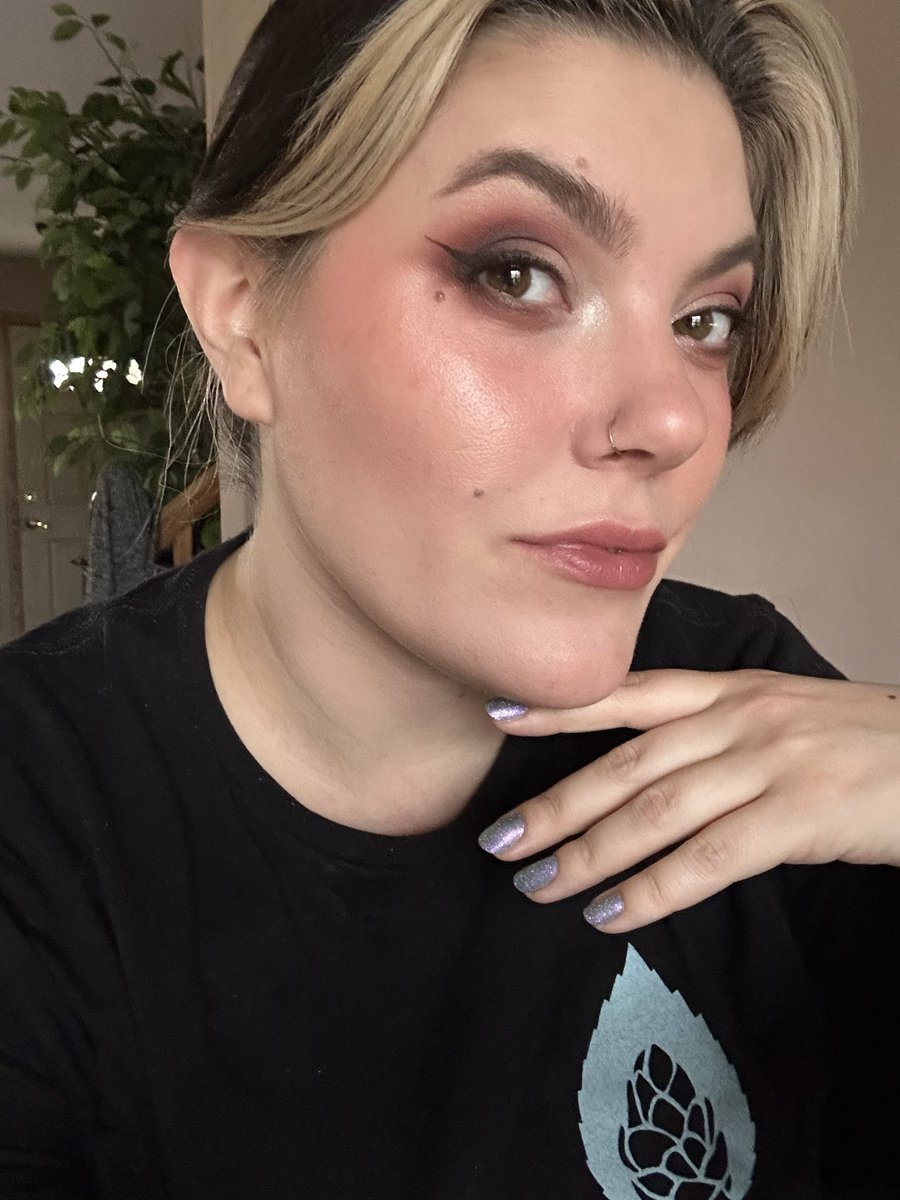 catidude's tweet photo. doing date night makeup while the child is at preschool so I can look like a hoochie mama when I pick her up https://t.co/2Z052DWKlS