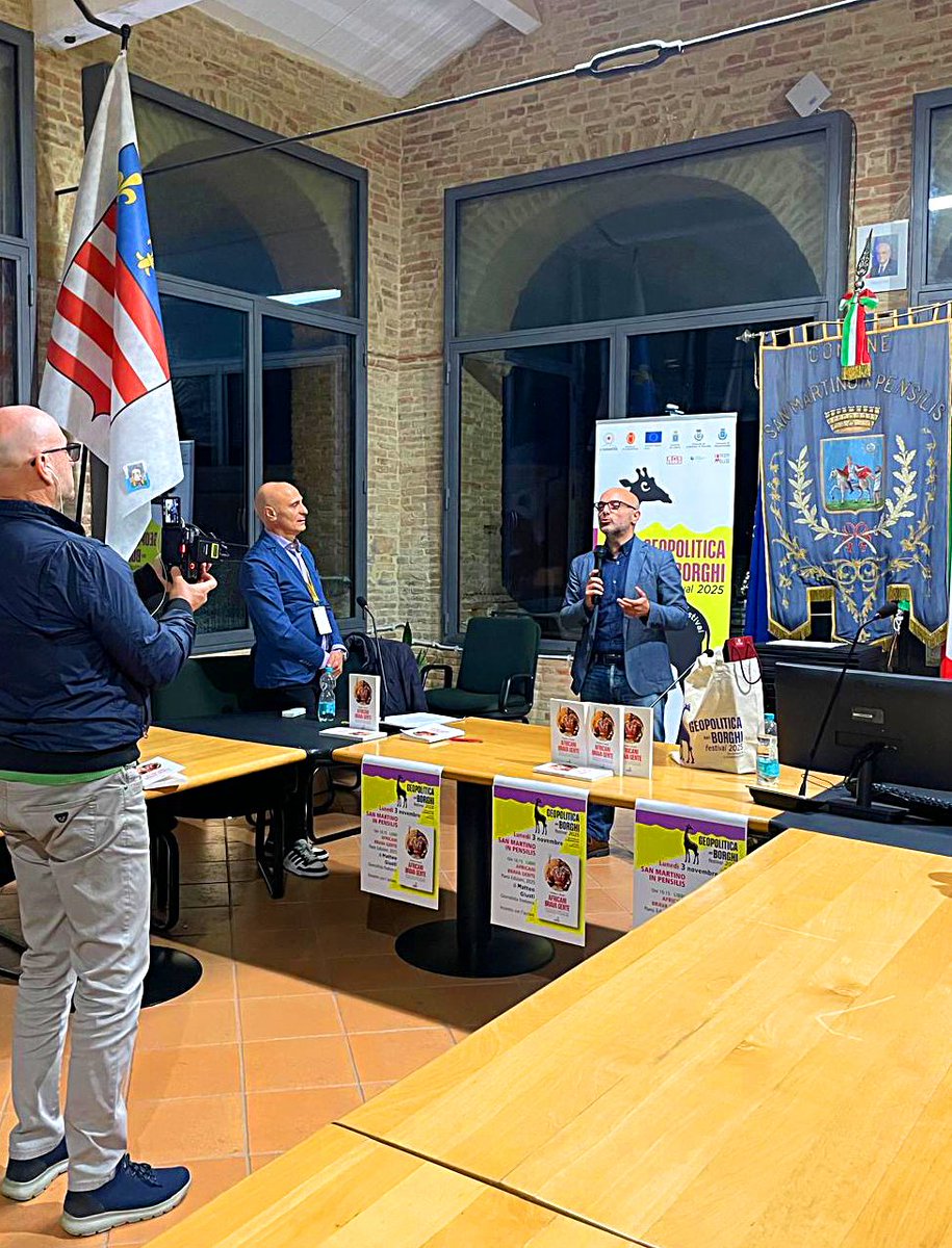 ilCosmopolitico's tweet photo. Matteo Giusti, giornalista freelance e africanista, ha presentato a San Martino in Pensilis a #GeopoliticaneiBorghiFestival2025, il suo nuovo libro "Africani brava gente" (Paesi Edizioni, 2025) https://t.co/qNKR7F2fRN
