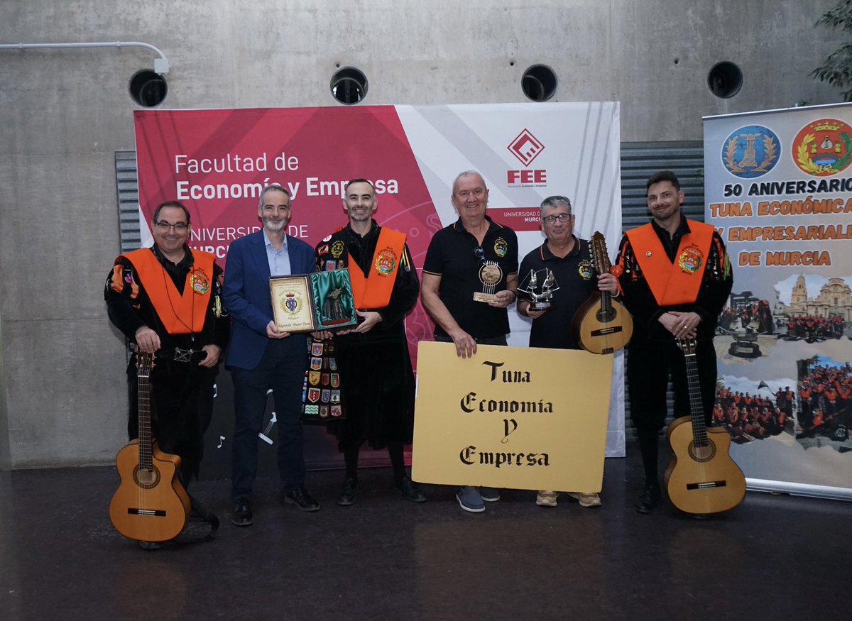 ¡Qué gran día! Hemos entregado en nuestra Facultad <a href="/EconomicasUMU/">Facultad de Economía y Empresa UMU</a> los premios conseguidos en el Certamen Nacional de Tunas de Económicas celebrado en Melilla. Esperamos que no se haya saltado nadie la clase por nuestra culpa… o si 😂 ¡Únete! #tuna #Murcia