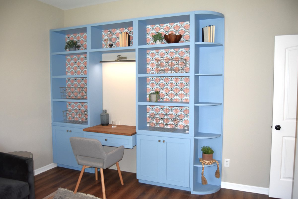 AmHousingVal's tweet photo. 📷 Office from 100 Day Dream Home's 'Risky Situation'.  Brian and Mika built the desk and shelves in the office.  They lined the back of the shelving with wallpaper from their new line of wallpapers and fabrics that you can view (and purchase) here: https://t.co/PCFPKABSHy https://t.co/1XamKt7fhd