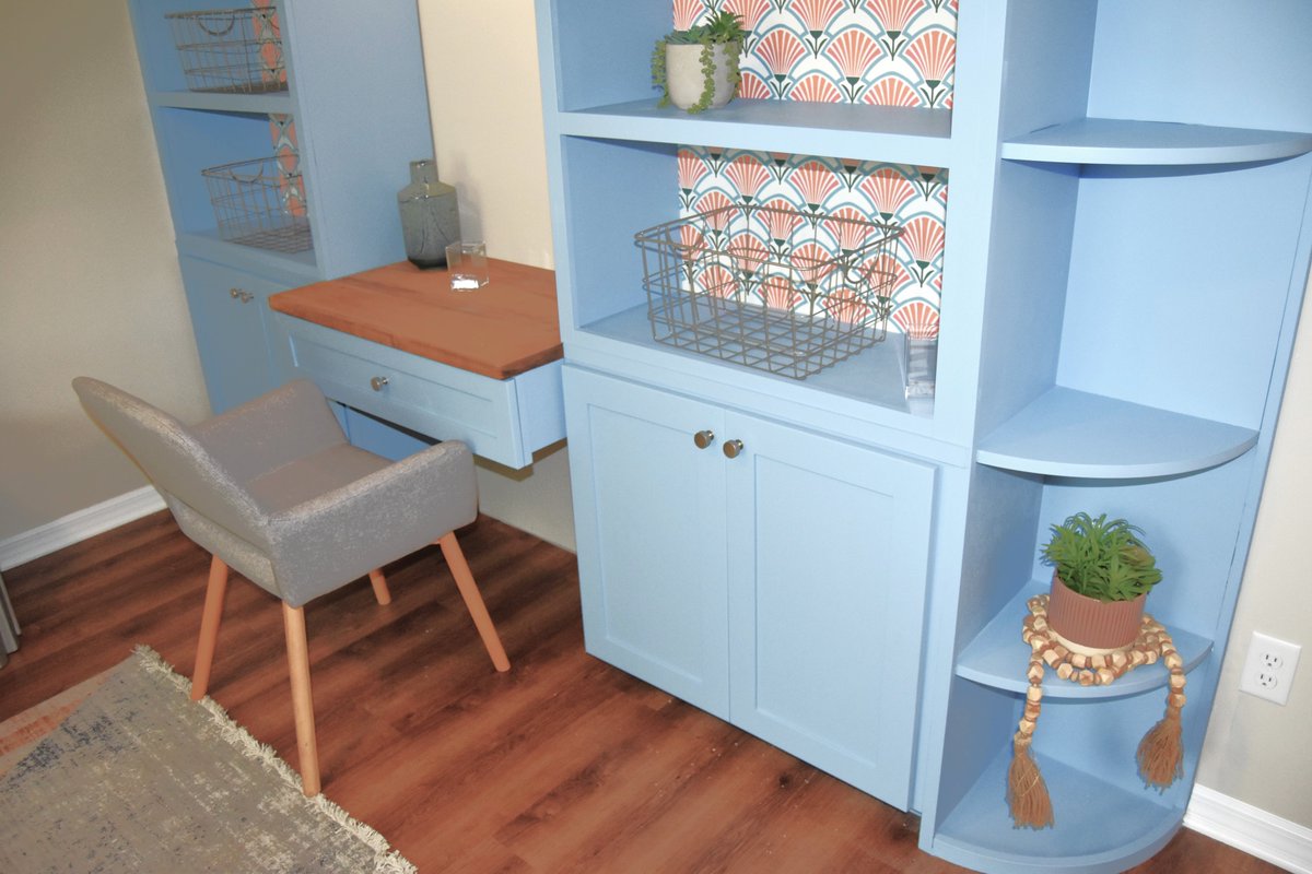AmHousingVal's tweet photo. 📷 Office from 100 Day Dream Home's 'Risky Situation'.  Brian and Mika built the desk and shelves in the office.  They lined the back of the shelving with wallpaper from their new line of wallpapers and fabrics that you can view (and purchase) here: https://t.co/PCFPKABSHy https://t.co/1XamKt7fhd