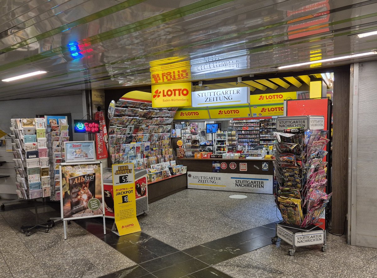 Deze vriendelijke winkeleigenaar uit Sri Lanka knoopte een gesprek aan en bood excuses aan voor het optreden van de politie vlakbij op de woensdagavond. Ik denk niet dat iedereen die lezing deelt maar het shotje tegen de kou die ik van hem kreeg smaakte er niet minder om 😆. #UEL